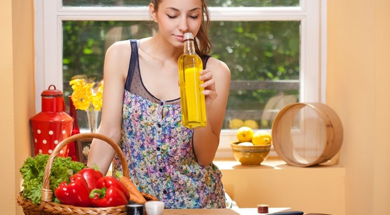 3 cách phân biệt dầu ăn thật và giả